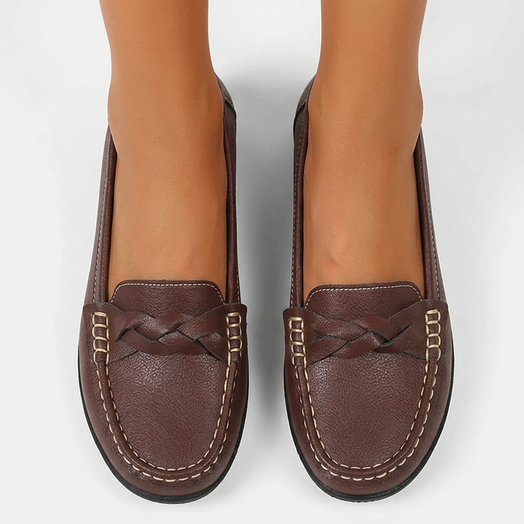 Komfortabla dam-slip-on med flätad rem, eleganta låga skor idealiska för vardagen.