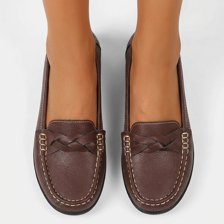 Komfortabla dam-slip-on med flätad rem, eleganta låga skor idealiska för vardagen.
