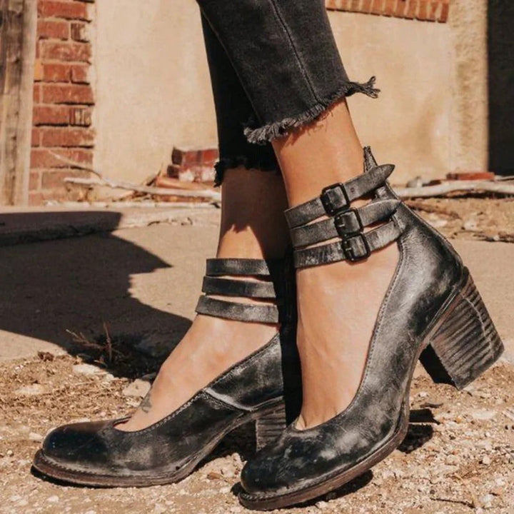 Eleganta svarta damskor, stilrena pumps med halkfri sula för fest och jobb.