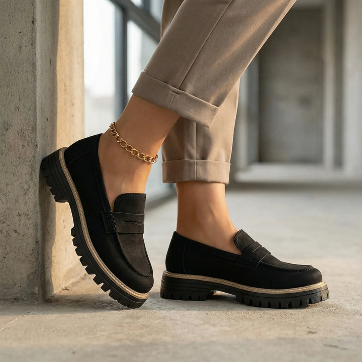 Eleganta damslippers Paige med låg blockklack i klassisk design, perfekta för vardag och fest.