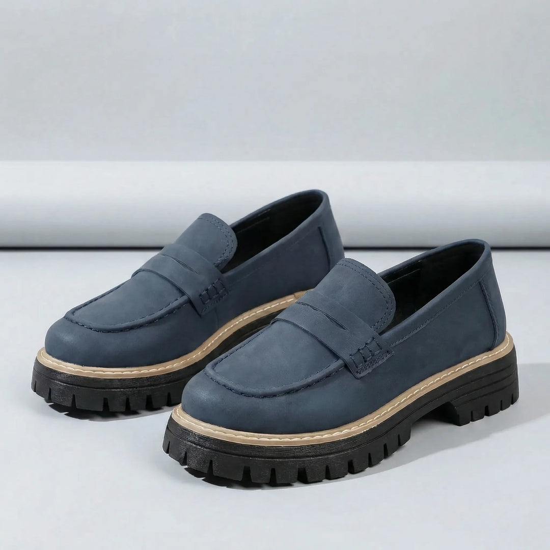 Eleganta Paige loafers med låg blockklack. Bekväma slip-on damskor för stil och komfort.