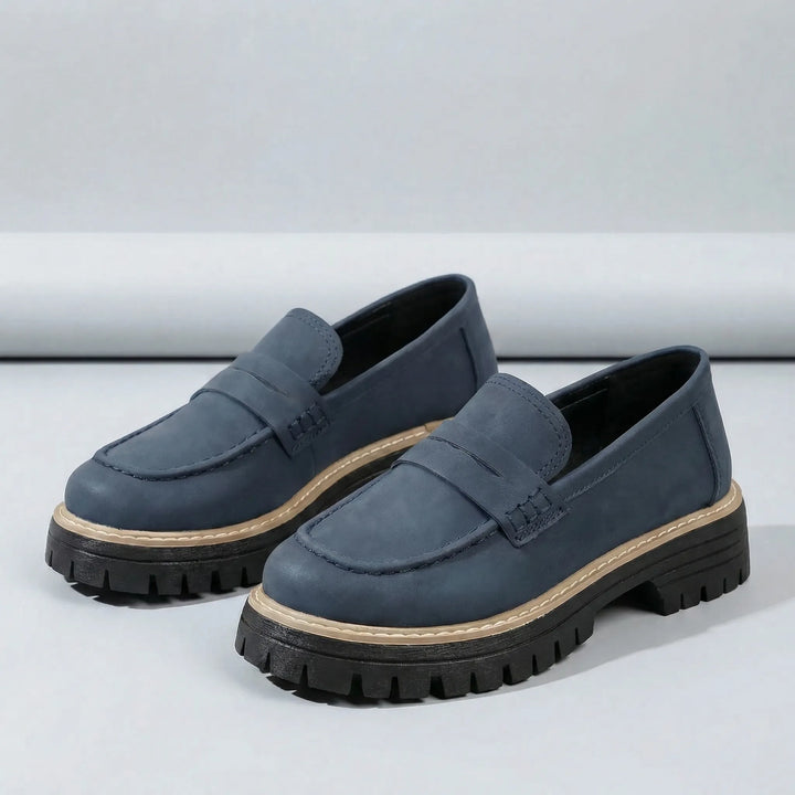 Eleganta Paige loafers med låg blockklack. Bekväma slip-on damskor för stil och komfort.