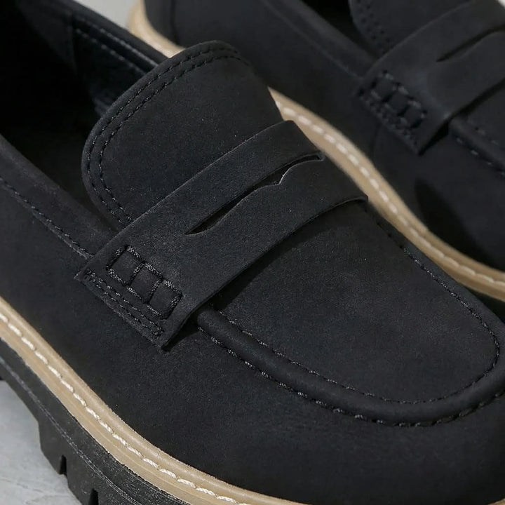 Svarta damloafers Paige i mockaimitation med låg blockklack, eleganta och bekväma slip-on.