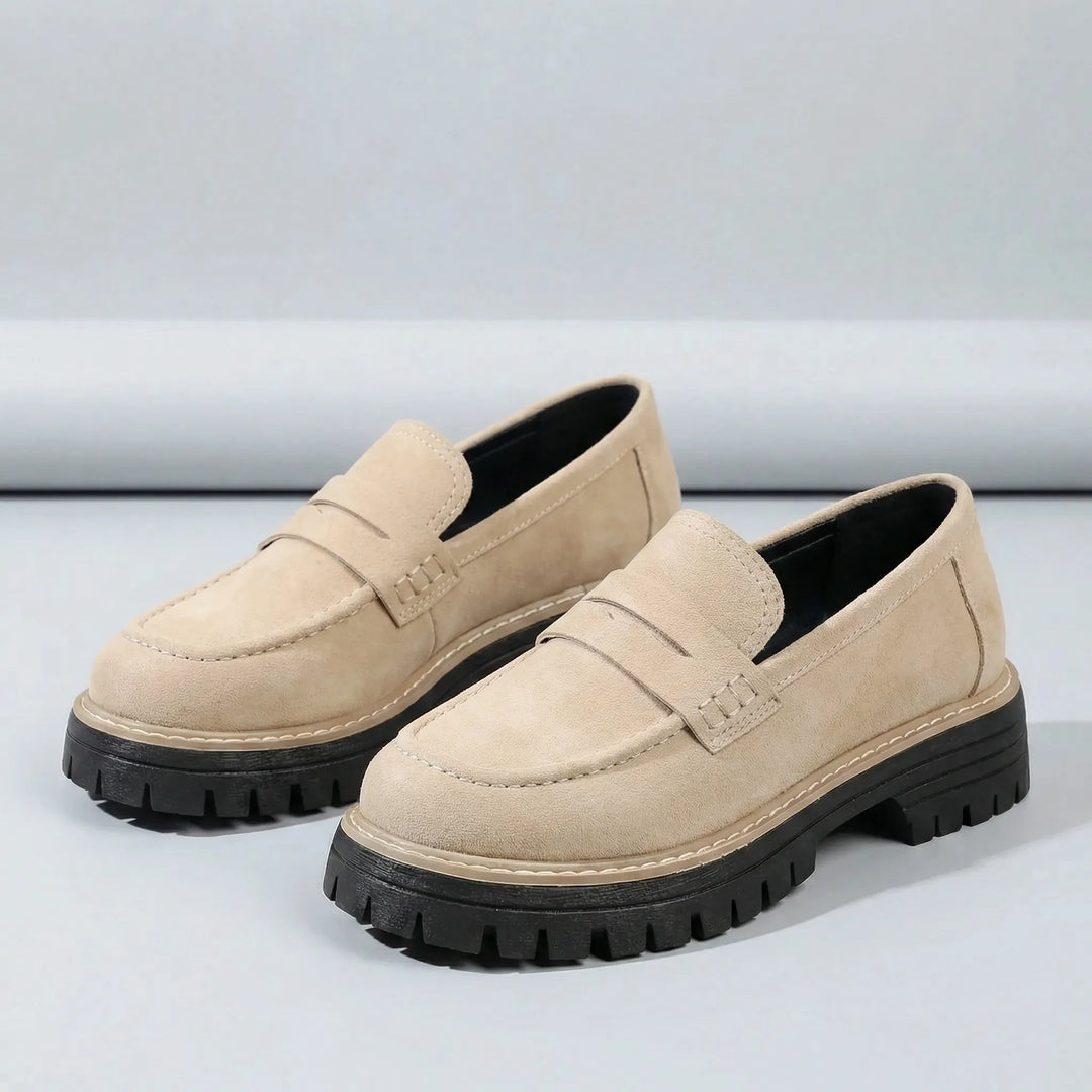 Stilrena frontvy av Paige loafers med låg blockklack, eleganta damskor för både kontor och fritid.