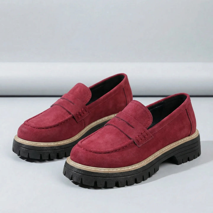 Detaljbild på låg blockklack på eleganta Paige loafers, ger stabilitet och komfort till dessa damslippers.