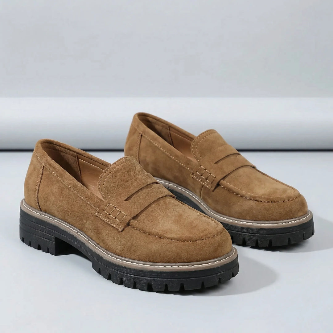 Klassiska svarta damslippers Paige med låg blockklack, bekväma slip-on för en elegant vardag.