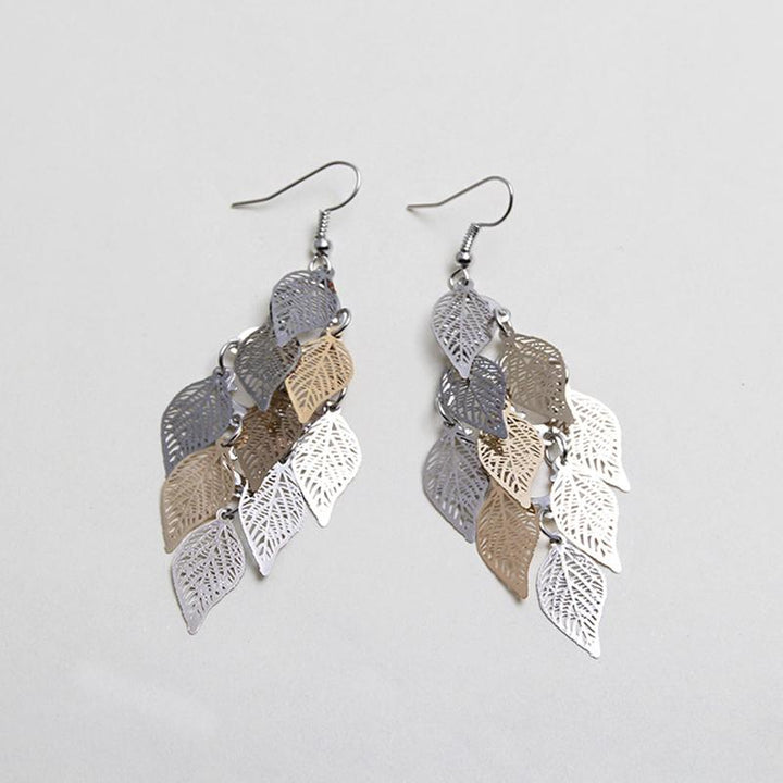 Eleganta färgglada örhängen med lövmönster i grönt, lila, guld, silver och svart; en perfekt accessoar för din stil.
