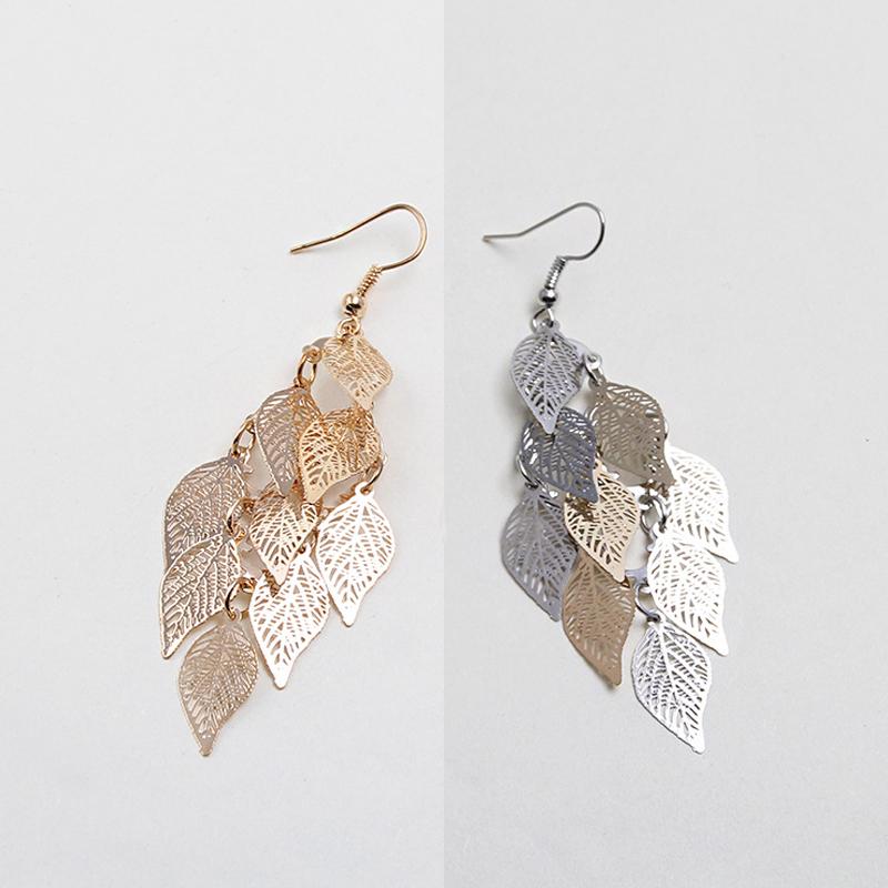 Eleganta färgglada örhängen med lövmönster i grönt, lila, guld, silver och svart; en perfekt accessoar för din stil.