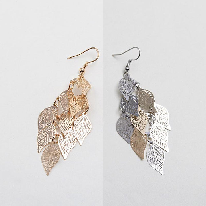Eleganta färgglada örhängen med lövmönster i grönt, lila, guld, silver och svart; en perfekt accessoar för din stil.