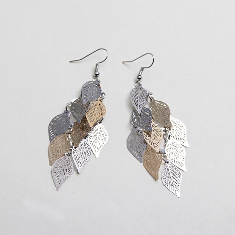 Eleganta färgglada örhängen med lövmönster i grönt, lila, guld, silver och svart; en perfekt accessoar för din stil.
