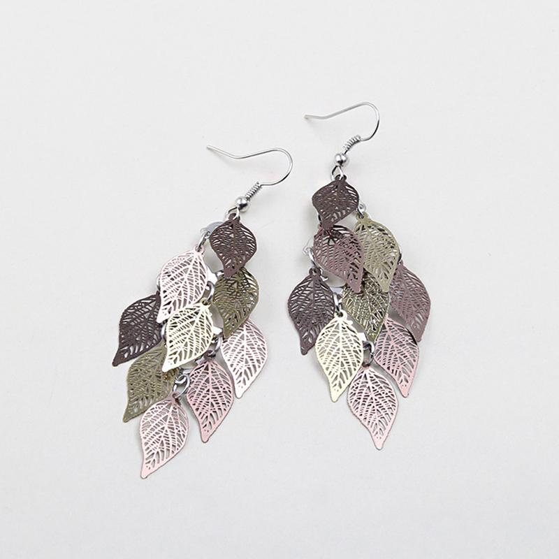 Eleganta färgglada örhängen med lövmönster i grönt, lila, guld, silver och svart; en perfekt accessoar för din stil.
