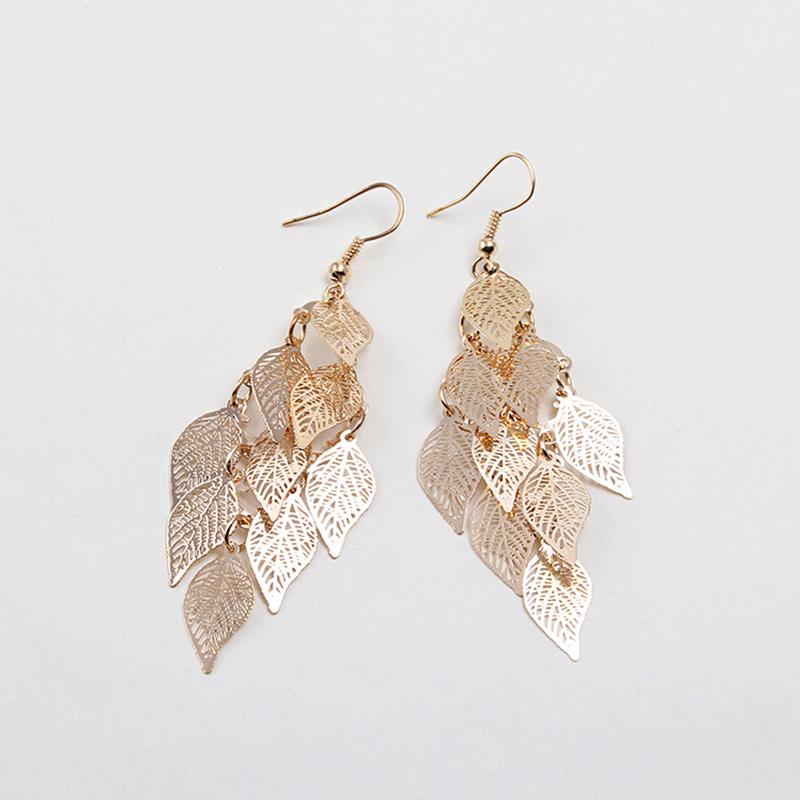 Eleganta färgglada örhängen med lövmönster i grönt, lila, guld, silver och svart; en perfekt accessoar för din stil.