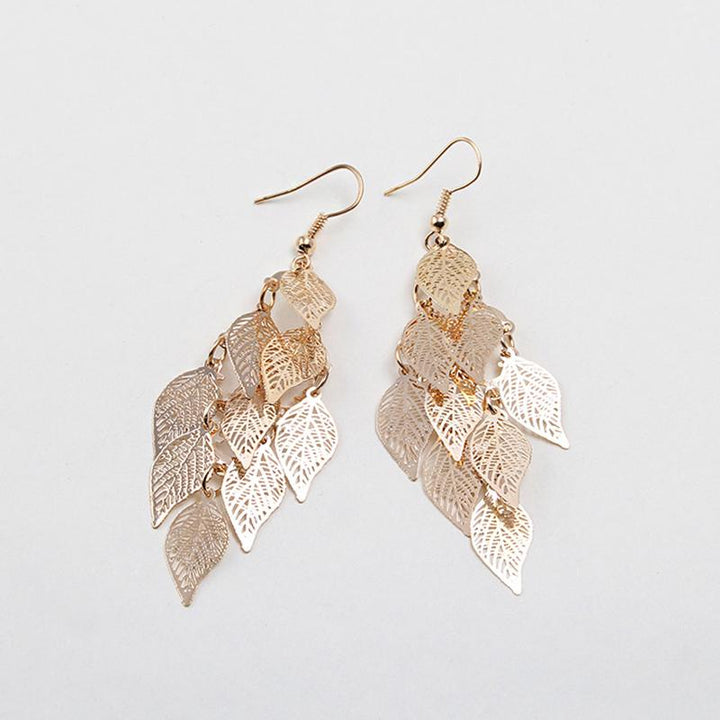 Eleganta färgglada örhängen med lövmönster i grönt, lila, guld, silver och svart; en perfekt accessoar för din stil.