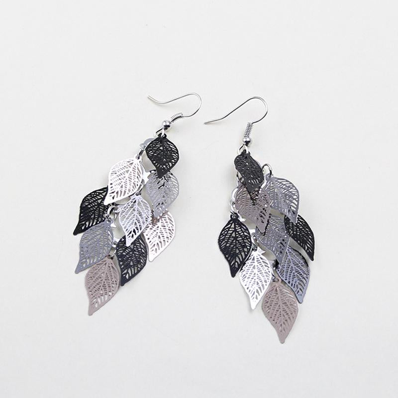 Eleganta färgglada örhängen med lövmönster i grönt, lila, guld, silver och svart; en perfekt accessoar för din stil.