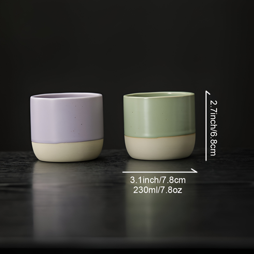 Hand håller en elegant keramik kaffekopp från 4-pack setet. Njut av kaffe & te i stil.