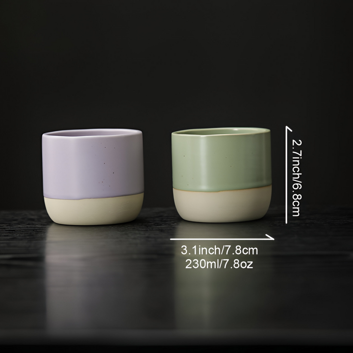 Hand håller en elegant keramik kaffekopp från 4-pack setet. Njut av kaffe & te i stil.