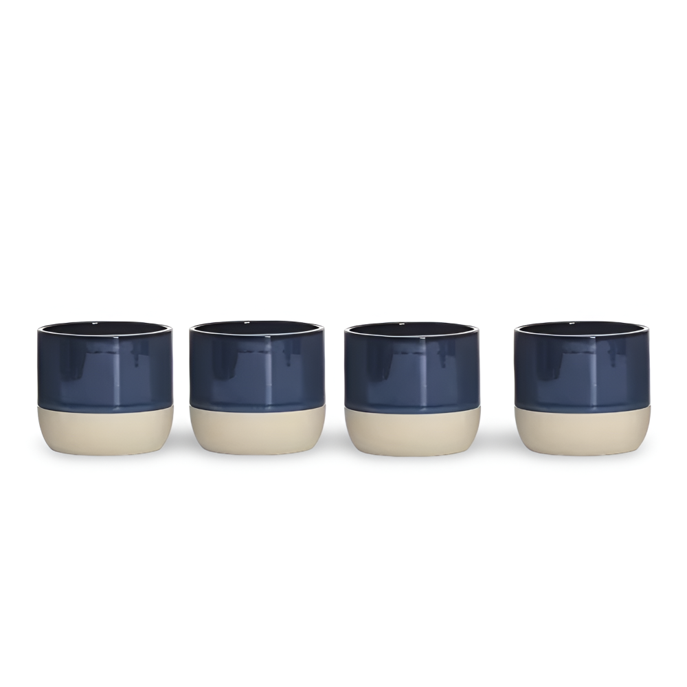 Detalj av elegant handtag på keramik kaffekopp. 4-pack muggar för kaffe & te, bekväm design.