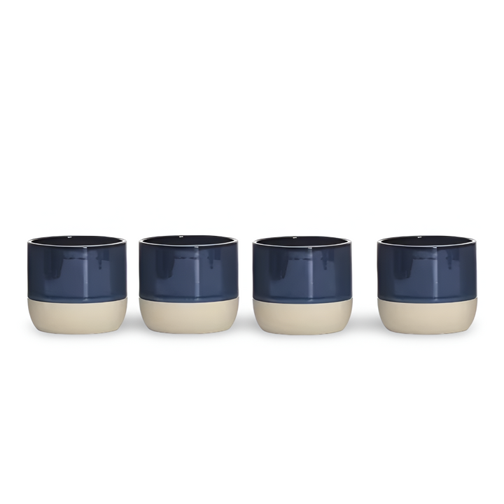 Detalj av elegant handtag på keramik kaffekopp. 4-pack muggar för kaffe & te, bekväm design.