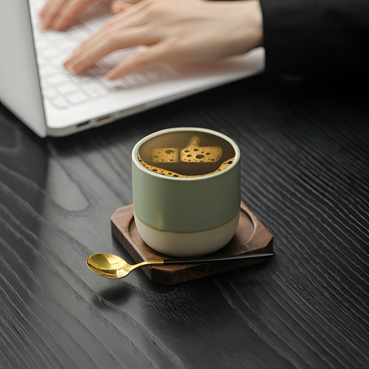 Detaljbild av elegant keramik kaffekopp med slät yta. Muggset 4-pack. Perfekt för ditt kaffe.