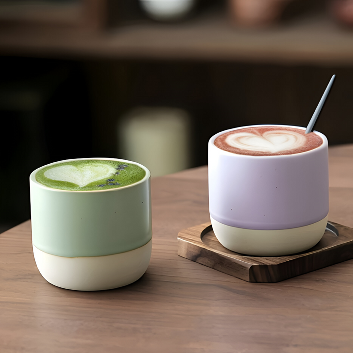 Fyrpack eleganta keramik kaffemuggar arrangerade på ett köksbord. Perfekt för fika och design.