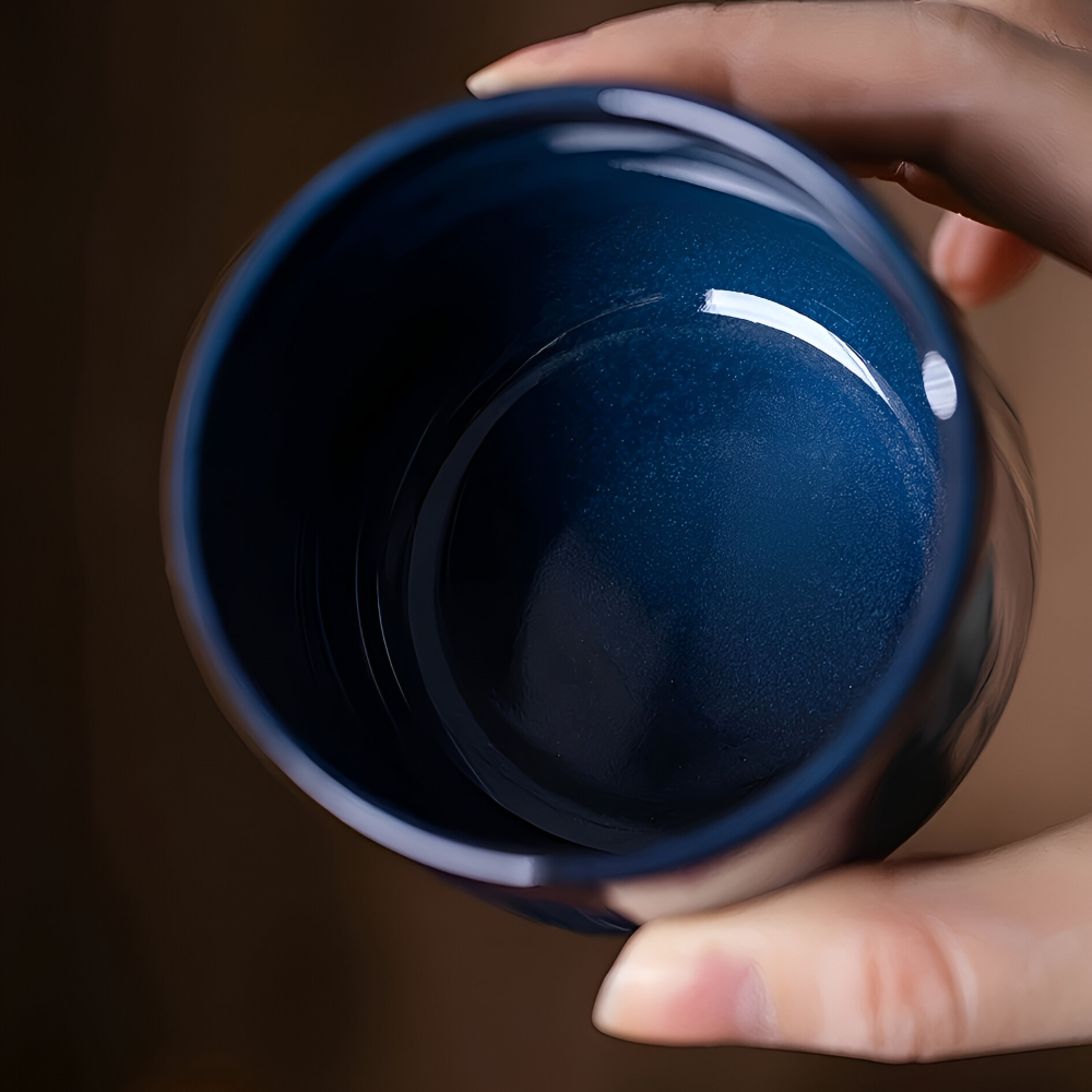 Vacker köksinredning med eleganta keramik kaffekoppar. Stilrent 4-pack muggar för te & kaffe.