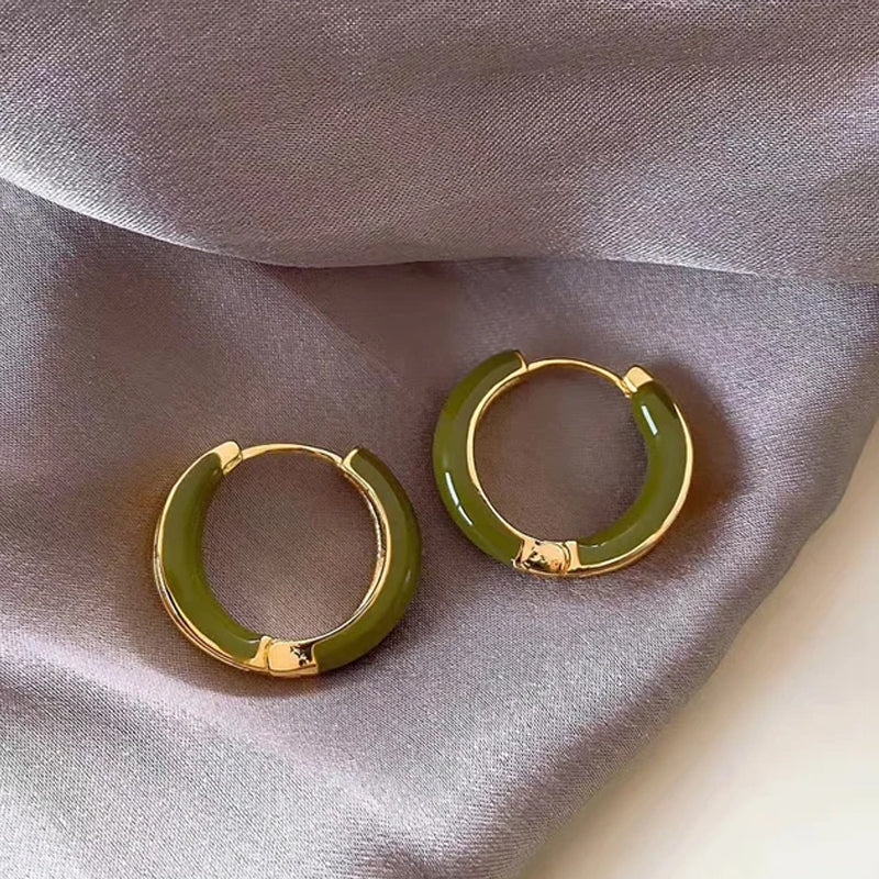 "Eleganta kopparringörhängen med oljedropp. Glittrande, hållbara och stilfulla. Perfekt för att komplettera din look."
