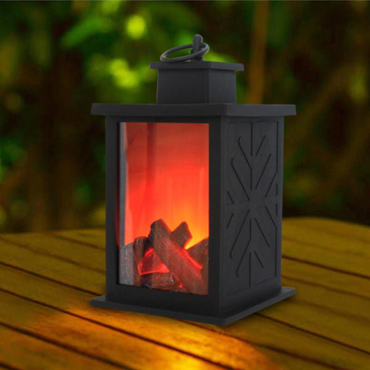 "Eleganta LED-flamlampa i metall med realistisk flammeffekt, skapar en varm atmosfär i hemmet, batteridriven och säker."