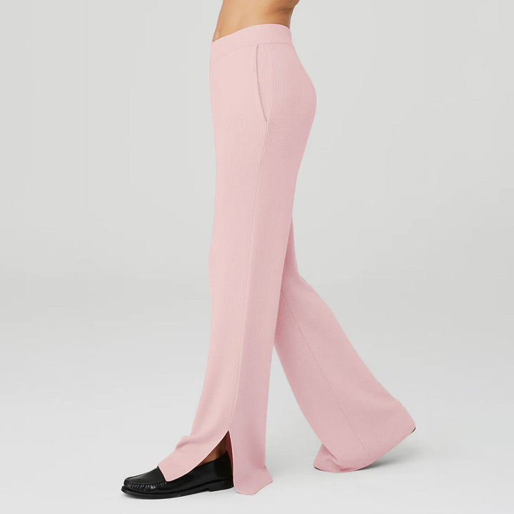 Eleganta, luftiga dambyxor i mörkbrunt med vidd. Perfekta sommarbyxor för en bekväm och stilren look.
