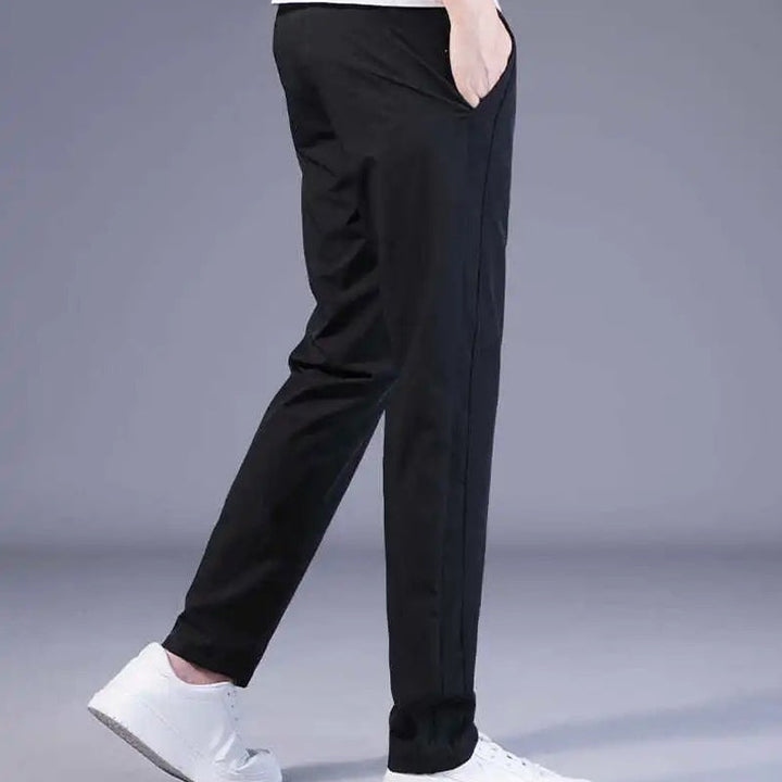 Eleganta nylonbyxor för män i isig silkeslook, perfekta för sommardagar. Tunn och luftig design med medelhög midja.