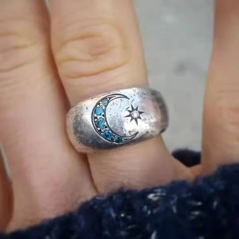 "Eleganta silver damring med stjärna, måne och sol-design, perfekt accessoar med glänsande yta för daglig användning."