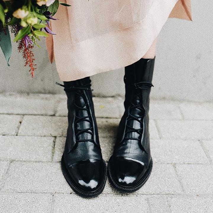 Bekväma svarta damstövlar med snörning. Eleganta vinterstövlar som kombinerar stil och komfort för dam.