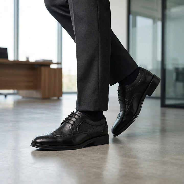 Eleganta svarta herr wingtip snörskor. Perfekta formella dresskor för kostym, kontor och fest.
