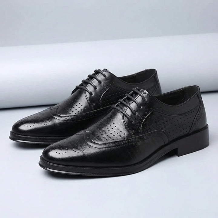 Smalprofilerade wingtip herrskor i läder. Klassiska snörskor med elegant design för affärsmöten.