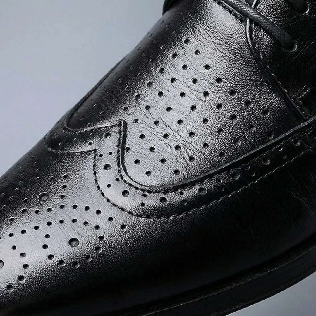 Svarta herr wingtip snörskor med detaljerat broguemönster. Perfekta formella skor med snörning för fest.