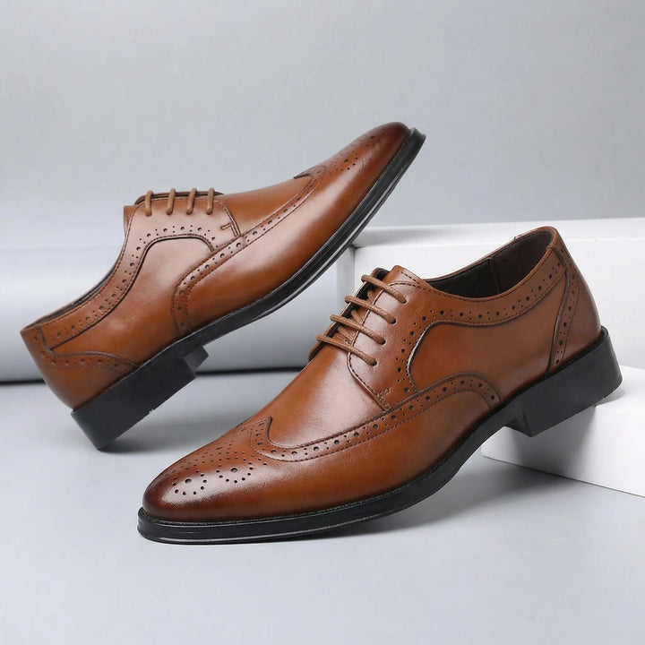 Blankpolerade svarta herr wingtip dresskor. Lyxiga snörskor för kontor och fest. Bekväm smal passform.