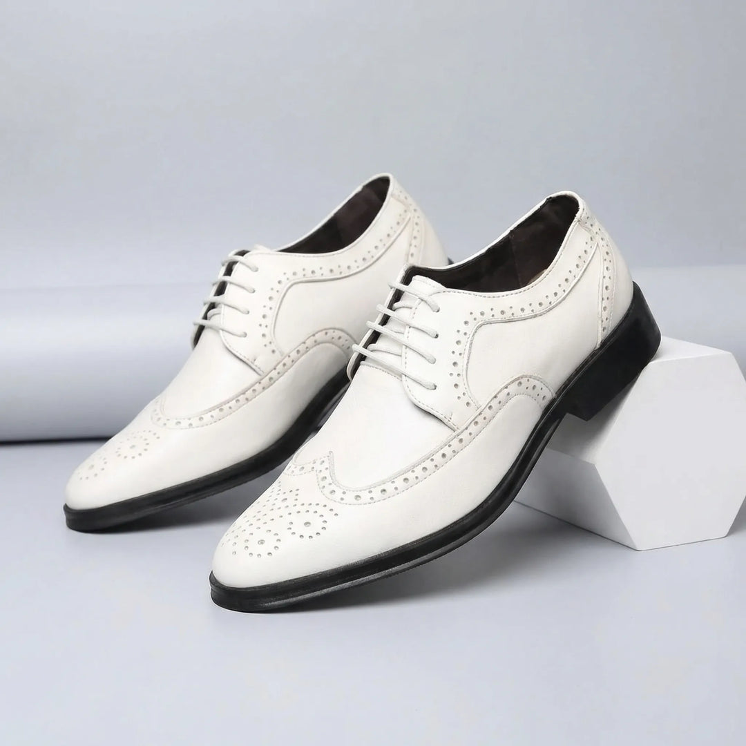 Mångsidiga eleganta herr wingtip snörskor. Ideala formella skor för bröllop, gala och viktiga evenemang.
