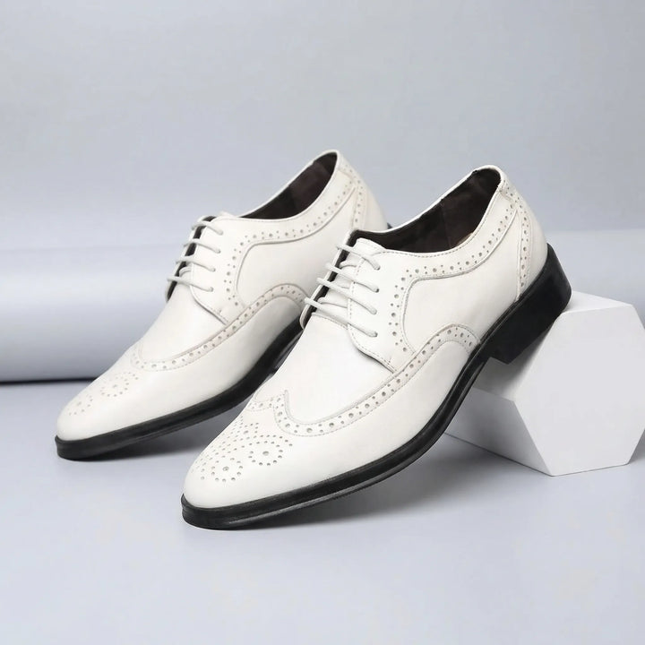 Mångsidiga eleganta herr wingtip snörskor. Ideala formella skor för bröllop, gala och viktiga evenemang.