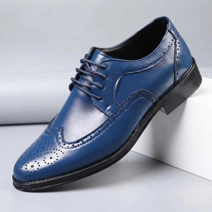 Klassiska svarta herr wingtip snörskor. Tidlösa formella skor som förhöjer din eleganta stil. Smal design.