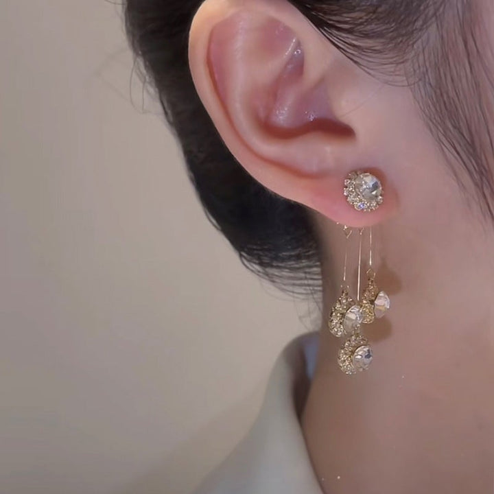 Damer Zirkon Rund Kronbladsörhängen i elegant design, bärande