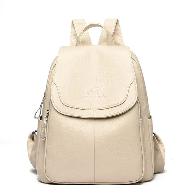Bakre vy av elegant beige ryggsäck med bekväma remmar för resa