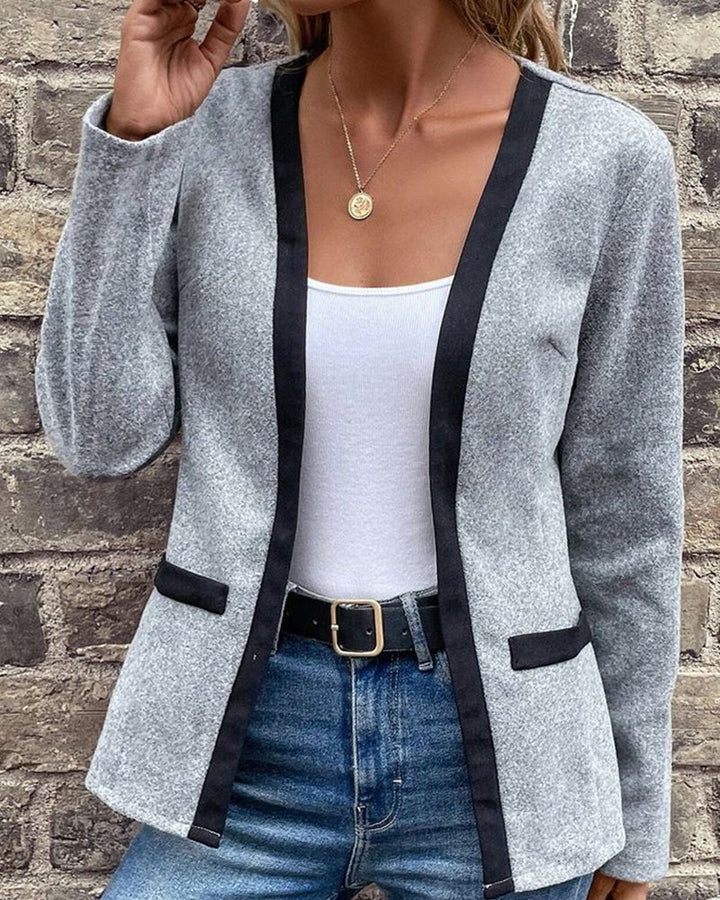 Grå damkappa med eleganta kontrastdetaljer och stickad design för dam