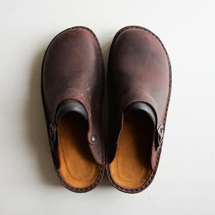 Mörkbruna slip-on-tofflor sedda uppifrån