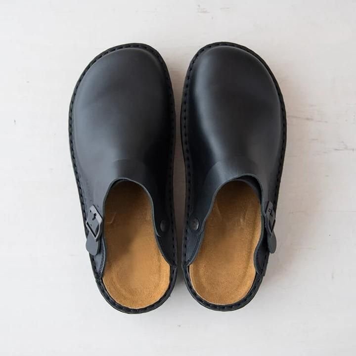 Svarta slip-on-tofflor sedda uppifrån