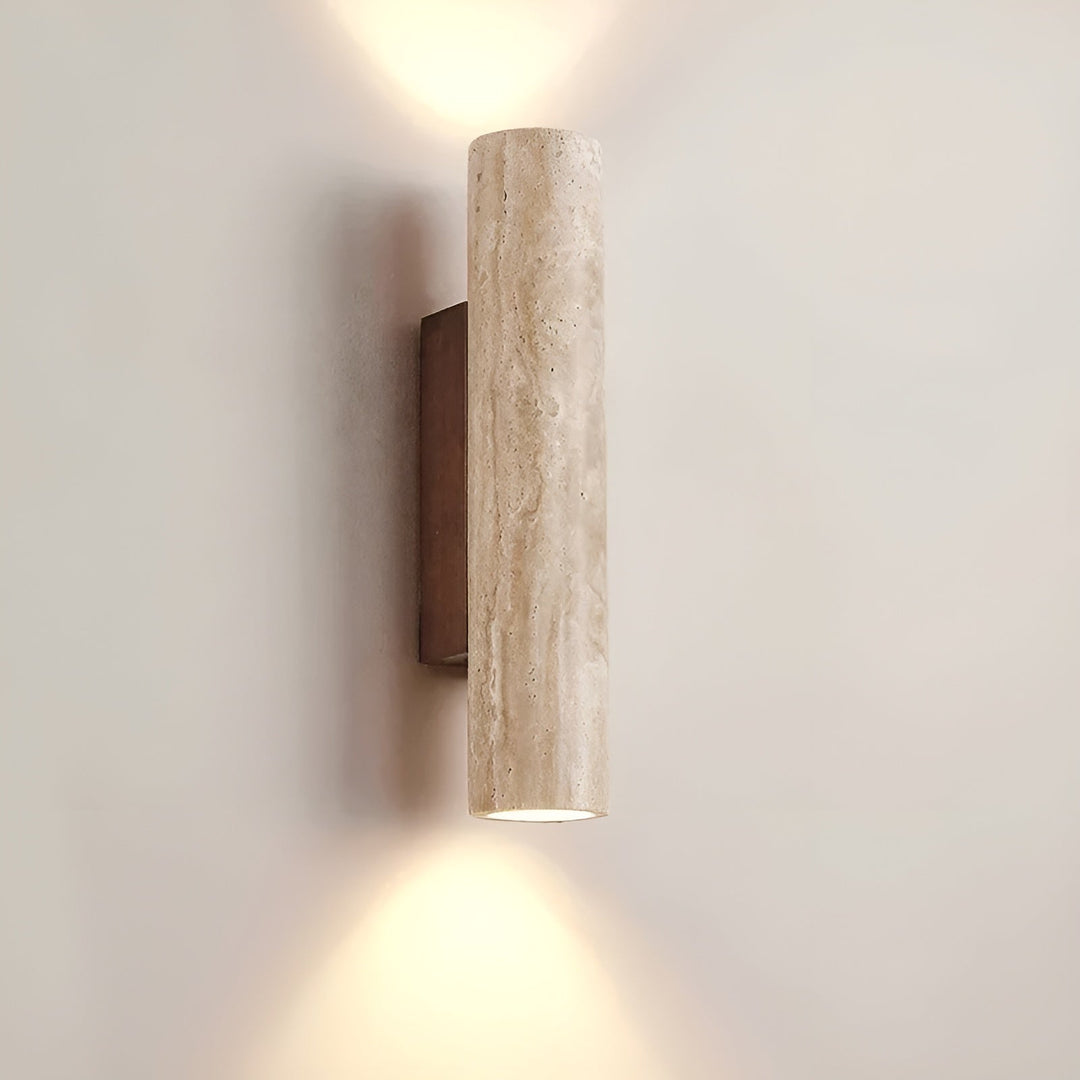 Stilig vägglampa i travertin monterad på ljus vägg med upp- och nedljus