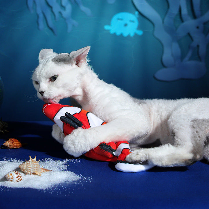 Katt leker glatt med rörlig elektrisk fiskleksak. Husdjursleksak som aktiverar jaktinstinkt och ger interaktiv lek.