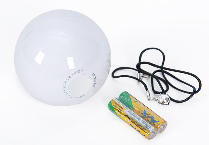 Närbild på den elektriska laserbollen, en smart leksak som aktiverar katten automatiskt för lek.