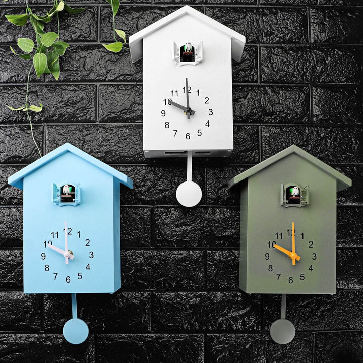 Dekorativ väggklocka i unik fågelholksdesign, modern och tidlös inredningsdetalj som skapar värme.