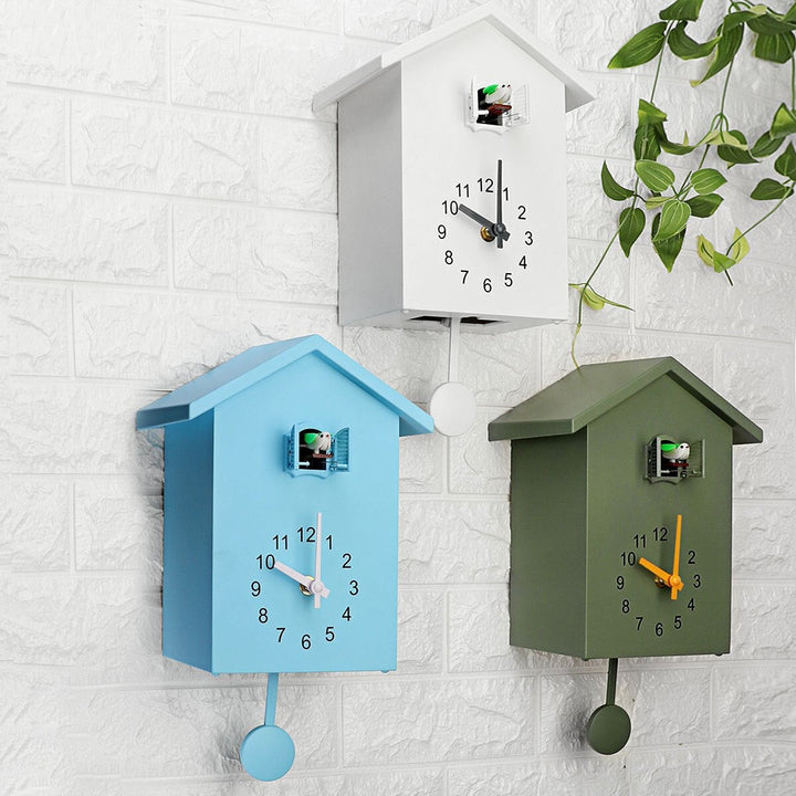 Elegant fågelholksdesignad klocka, perfekt som heminredning och köksklocka. Ger en mysig känsla.