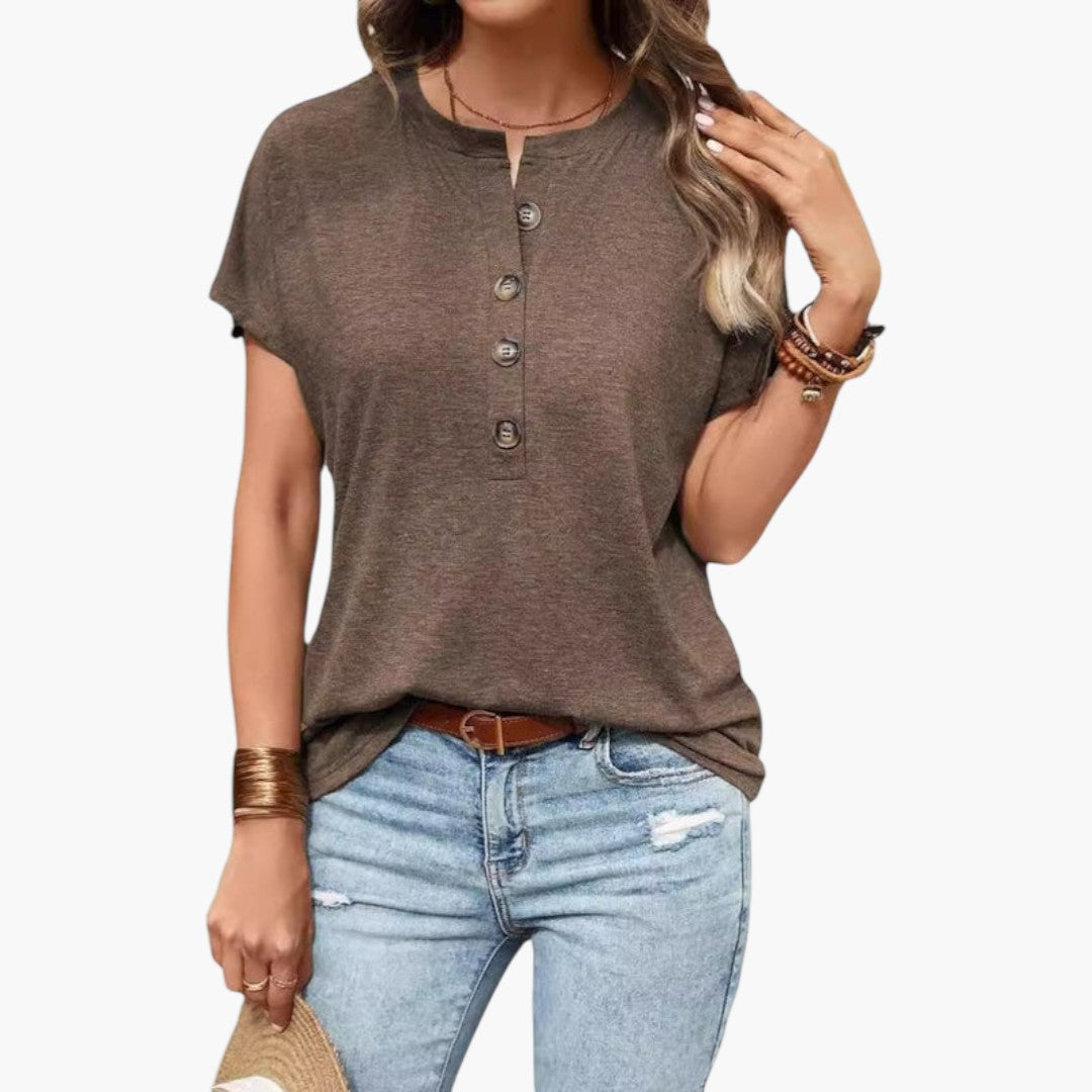 En elegant kortärmad dam t-shirt med rund hals och dekorativ knappslå, perfekt för en bekväm vardagsstil.