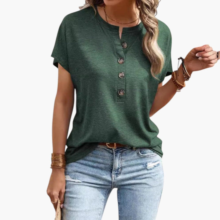 Elegant och basic dam t-shirt med kort ärm och rund hals med knappslå. Passar vardagsbruk och sommar.
